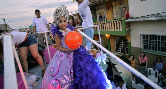 Con la presencia de la corte infantil encabezada por Estrellita I, se realizó el 1er. Gran Desfile de Carros Alegóricos y Comparsas en medio de la alegría que caracteriza a los alvaradeños en el marco de la Feria de la pesca en Alvarado. 