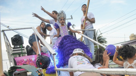 Con la presencia de la corte infantil encabezada por Estrellita I, se realizó el 1er. Gran Desfile de Carros Alegóricos y Comparsas en medio de la alegría que caracteriza a los alvaradeños en el marco de la Feria de la pesca en Alvarado. 