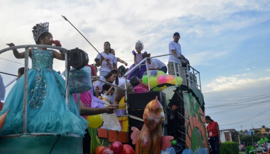 Con la presencia de la corte infantil encabezada por Estrellita I, se realizó el 1er. Gran Desfile de Carros Alegóricos y Comparsas en medio de la alegría que caracteriza a los alvaradeños en el marco de la Feria de la pesca en Alvarado. 