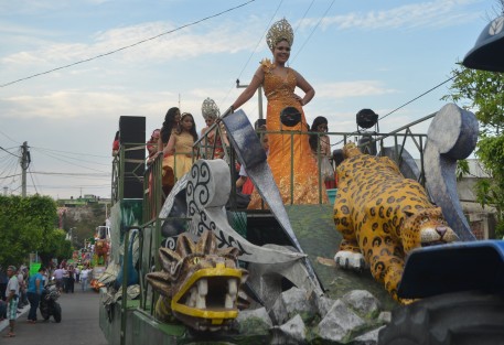 Con la presencia de la corte infantil encabezada por Estrellita I, se realizó el 1er. Gran Desfile de Carros Alegóricos y Comparsas en medio de la alegría que caracteriza a los alvaradeños en el marco de la Feria de la pesca en Alvarado. 