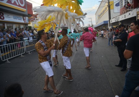 Con la presencia de la corte infantil encabezada por Estrellita I, se realizó el 1er. Gran Desfile de Carros Alegóricos y Comparsas en medio de la alegría que caracteriza a los alvaradeños en el marco de la Feria de la pesca en Alvarado. 
