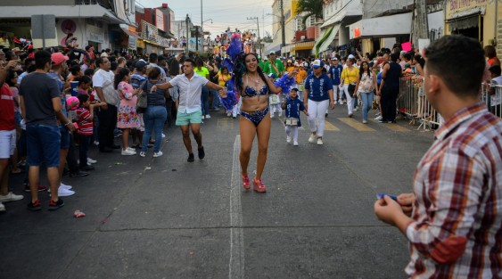 Con la presencia de la corte infantil encabezada por Estrellita I, se realizó el 1er. Gran Desfile de Carros Alegóricos y Comparsas en medio de la alegría que caracteriza a los alvaradeños en el marco de la Feria de la pesca en Alvarado. 