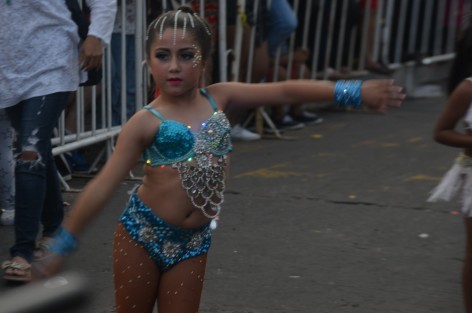 Con la presencia de la corte infantil encabezada por Estrellita I, se realizó el 1er. Gran Desfile de Carros Alegóricos y Comparsas en medio de la alegría que caracteriza a los alvaradeños en el marco de la Feria de la pesca en Alvarado. 