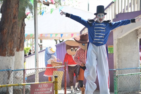 Centenares de niños acompañados de adultos se dieron cita en el parque, aunque el lugar no se encuentra tan concurrido como en festejos anteriores. Varios papás comentaron que es a consecuencia de la falta de difusión por parte de Gobierno del Estado quien realiza el evento.  