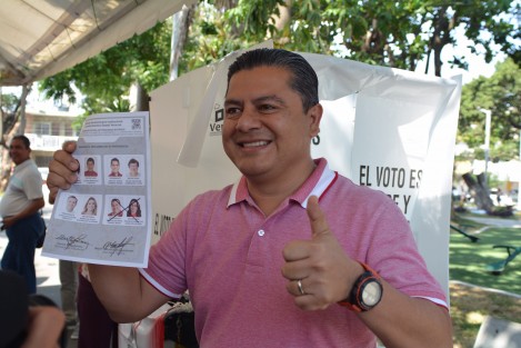 Este domingo se realizan las elecciones internas para elegir dirigente estatal de PRI en Veracruz. El contendiente Marlon Ramírez, actual regidor del municipio porteño y contendiente en las urnas, fue a emitir su voto.  