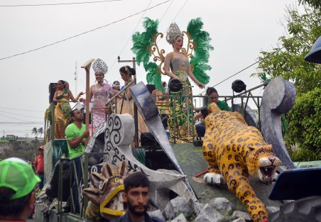 En punto de las 5 de la tarde de este domingo se llevó a cabo el segundo Gran Desfile de Carros Alegóricos y Comparsas, miles de personas disfrutaron de los coloridos trajes de los participantes en medio de un ambiente familiar.