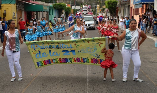 En punto de las 5 de la tarde de este domingo se llevó a cabo el segundo Gran Desfile de Carros Alegóricos y Comparsas, miles de personas disfrutaron de los coloridos trajes de los participantes en medio de un ambiente familiar.