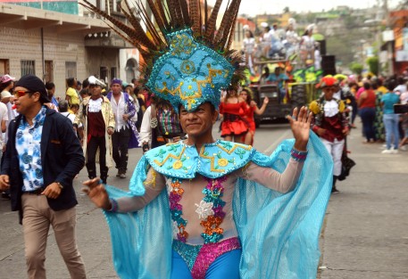 En punto de las 5 de la tarde de este domingo se llevó a cabo el segundo Gran Desfile de Carros Alegóricos y Comparsas, miles de personas disfrutaron de los coloridos trajes de los participantes en medio de un ambiente familiar.
