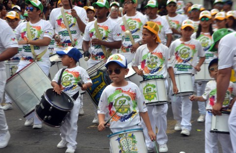 En punto de las 5 de la tarde de este domingo se llevó a cabo el segundo Gran Desfile de Carros Alegóricos y Comparsas, miles de personas disfrutaron de los coloridos trajes de los participantes en medio de un ambiente familiar.