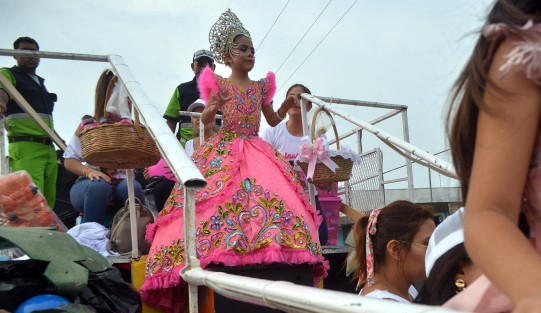 Destacó el carro alegórico de la corte infantil encabezada por Estrellita I, de el cual salieron cientos de obsequios para los participantes.