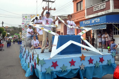 Destacó el carro alegórico de la corte infantil encabezada por Estrellita I, de el cual salieron cientos de obsequios para los participantes.