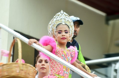 Esta tarde de domingo se realizó el segundo Gran Desfile de Carros Alegóricos y Comparsas en un ambiente completamente familiar; miles de personas disfrutaron de este espectáculo. Destacó la presencia de la reina infatil  Estrellita I. 
