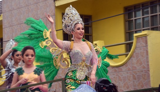 Esta tarde de domingo se realizó el segundo Gran Desfile de Carros Alegóricos y Comparsas en un ambiente completamente familiar; miles de personas disfrutaron de este espectáculo. Destacó la presencia de la reina infatil  Estrellita I. 