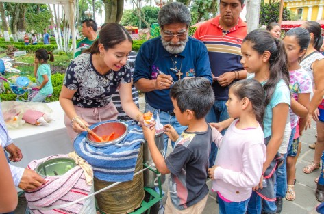 Con motivo de la celebración del Día del Niño y la Niña, la presidenta del Sistema Municipal DIF Teocelo, Mara Chama Villa, encabezó el festejo que se desarrolló buscando exaltar la importancia de los valores como la unión familiar, el respeto y la convivencia. 