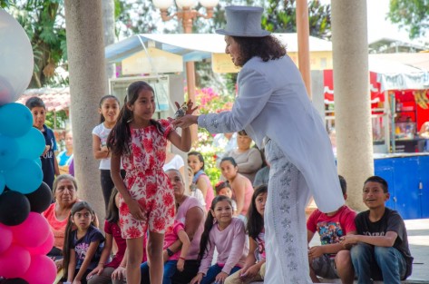 Como parte del programa de celebración que se llevó a cabo en Explanada de Palacio Municipal, se contó con la participación de la Maga Kenia, quien transmitió alegría y diversión a niños y niñas con trucos de magia, concursos y un divertido espectáculo musical. 