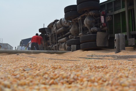Esta tarde se suscitó la volcadura de un tráiler en la carretera federal kilómetro 13.5, misma que conecta a la agencia portuaria integral API, en el Puerto de Veracruz, donde llegan todos los productos de importación. 