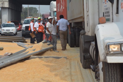 El tráiler transportaba maíz; el tránsito se alentó en esa zona y los actos de rapiña no se hicieron esperar. 