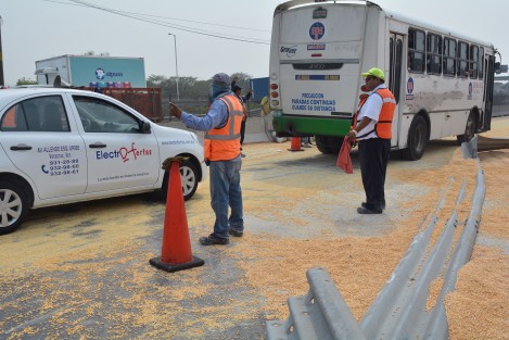 El tráiler transportaba maíz; el tránsito se alentó en esa zona y los actos de rapiña no se hicieron esperar. 