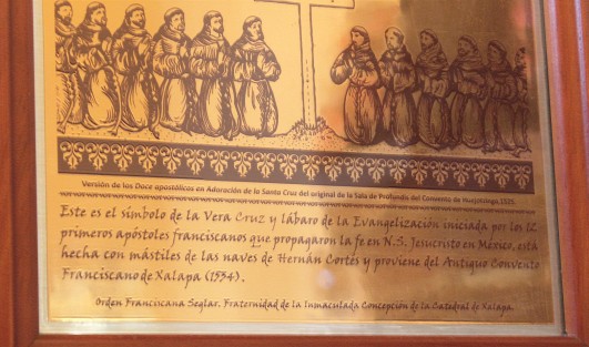 Poco conocido es que en el interior de la Catedral de  Xalapa se conserva una cruz proveniente del Antiguo Convento Franciscano de Nuestra Señora de la Natividad, que se ubicó en lo que ahora es el parque Benito Juárez. Menos conocido es que la misma esté construída  con mástiles de las naves en que Hernán Cortés desembarcó en costas veracruzanas, hace 500 años. 