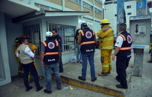 Bomberos de la ciudad de Xalapa y personal de Protección Civil acudieron a las oficinas de Telmex de la avenida Chedraui Caram, luego de que les fuera reportada una explosión en un transformador de dicha compañía. 
