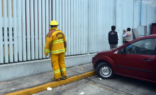 Bomberos de la ciudad de Xalapa y personal de Protección Civil acudieron a las oficinas de Telmex de la avenida Chedraui Caram, luego de que les fuera reportada una explosión en un transformador de dicha compañía. 