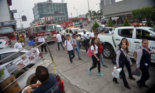 Comerciantes y transeuntes que se encontraban en ese momento en el lugar dijeron que que se escuchó un fuerte estruendo y luego vieron cómo sacó fuego el aparato.