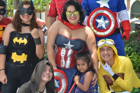 En el marco  del Día del Niño, algunos jóvenes de una cadena de radio estuvieron en el zócalo del puerto de Veracruz, vestidos de súper héroes para tomarse la foto y regalarle juguetes a los pequeñitos que por el lugar pasaban.  