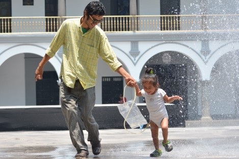Por otro lado,  un padre también se <em>disfrazaba</em> de héroe al jugar con su hija que rebozaba de alegría en la fuente de agua.
