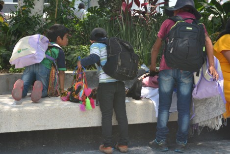 Sin embargo, también en su día, a algunos niños no les va bien, pues se encuentran desde muy temprana hora de este día trabajando como vendedores ambulantes artículos para los turistas.