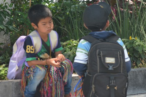 Sin embargo, también en su día, a algunos niños no les va bien, pues se encuentran desde muy temprana hora de este día trabajando como vendedores ambulantes artículos para los turistas.