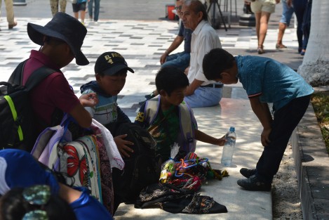 Sin embargo, también en su día, a algunos niños no les va bien, pues se encuentran desde muy temprana hora de este día trabajando como vendedores ambulantes artículos para los turistas.