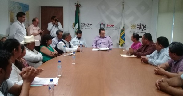 El Alcalde de Teocelo, Mario A. Chama Díaz, en compañía de la Síndica Municipal, Zayra del Carmen Martínez Andrade; la dirección de Obras del Municipio; alcaldes de Cosautlán de Carvajal  e Ixhuacán de los Reyes, así como  habitantes de Texín y Piedra Parada, acudieron a la SIOP en la ciudad de Xalapa y fueron recibidos por el Ing. Elio Hernández Gutiérrez, Secretario de la SIOP, esto como parte del seguimiento al proceso de rehabilitación del tramo carretero Teocelo - Texin.