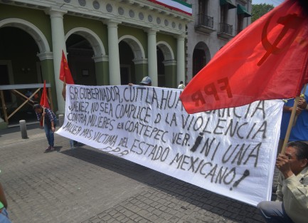 Integrantes de  la agrupación MILES bloquearon  la calle Enríquez; la razón, la misma de siempre, espacios para poder vender sus productos en la calle; incluso amenazaron con permanecer ahí hasta el desfile de mañana.  