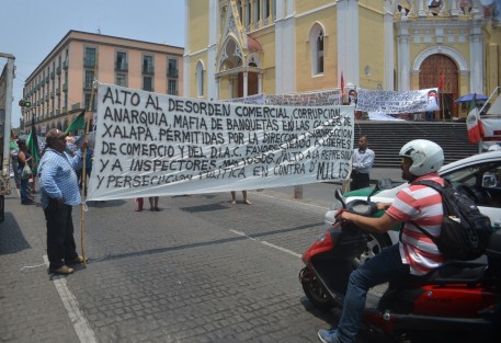 Integrantes de  la agrupación MILES bloquearon  la calle Enríquez; la razón, la misma de siempre, espacios para poder vender sus productos en la calle; incluso amenazaron con permanecer ahí hasta el desfile de mañana.  