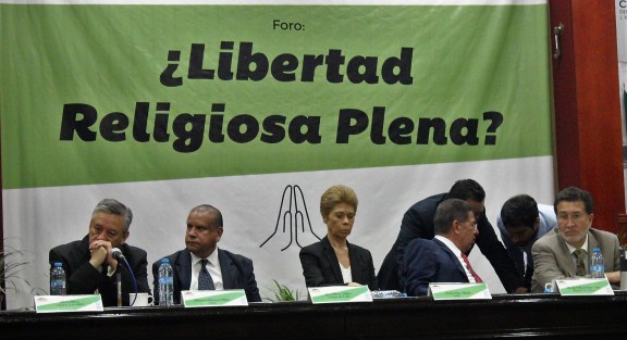 En el auditorio Sebastián Lerdo de Tejada del Congreso de Veracruz, se llevó a cabo el Foro ¿Libertad religiosa plena?, y que tuvo la asistencia de representantes de 92 iglesias evangélicas.