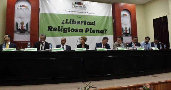 En el auditorio Sebastián Lerdo de Tejada del Congreso de Veracruz, se llevó a cabo el Foro ¿Libertad religiosa plena?, y que tuvo la asistencia de representantes de 92 iglesias evangélicas.