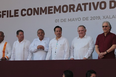 El gobernador de Veracruz, Cuitláhuac García Jiménez, preside el desfile conmemorativo al Día del Trabajo, acompañado de los representantes de los poderes Legislativo y Judicial. Estratégicamente junto al gobernador se acomodó el líder de la CROC, Tomás Tejeda.  