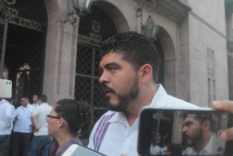 El Secretario de Educación, Zenyazen Escobar, informó que por órdenes del Gobernador Cuitláhuac García, se interpondrá una denuncia contra la asociación World Wide Vision, misma que donara alimentos en mal estado a niños de Tehuipango, donde 200 resultaron intoxicados.
