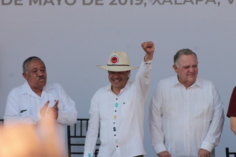En Xalapa se realiza el desfile conmemorativo al Día del Trabajo. 