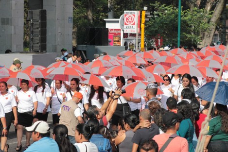 En Xalapa se realiza el desfile conmemorativo al Día del Trabajo. 