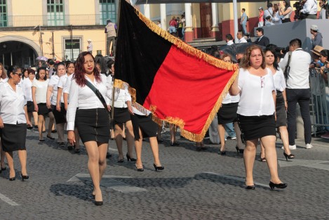 En Xalapa se realiza el desfile conmemorativo al Día del Trabajo. 