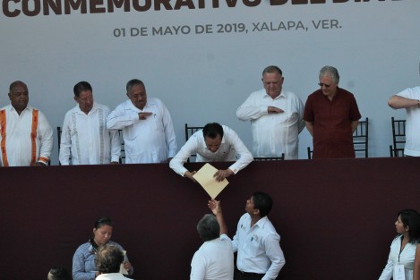 En Xalapa se realiza el desfile conmemorativo al Día del Trabajo. 