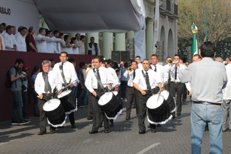 En Xalapa se realiza el desfile conmemorativo al Día del Trabajo. 