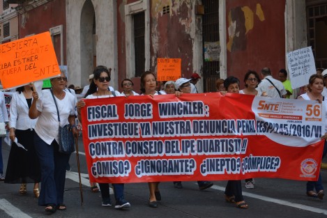  Desfile conmemorativo por el Día del Trabajo  en Veracruz Puerto, muestras de apoyo y porras dividido con panfletos de consignas populares e inconformidad de algunos contingentes. 