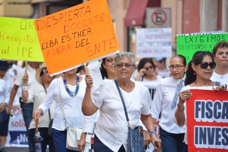  Desfile conmemorativo por el Día del Trabajo  en Veracruz Puerto, muestras de apoyo y porras dividido con panfletos de consignas populares e inconformidad de algunos contingentes. 