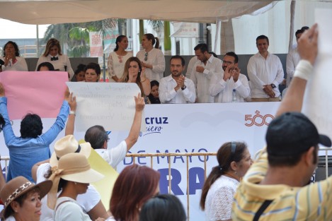  Desfile conmemorativo por el Día del Trabajo  en Veracruz Puerto, muestras de apoyo y porras dividido con panfletos de consignas populares e inconformidad de algunos contingentes. 