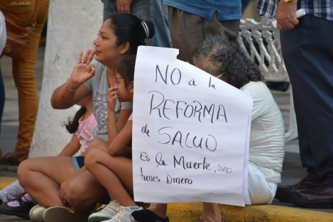  Desfile conmemorativo por el Día del Trabajo  en Veracruz Puerto, muestras de apoyo y porras dividido con panfletos de consignas populares e inconformidad de algunos contingentes. 