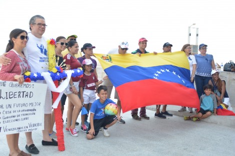 Un grupo de venezolanos que viven actualmente en la zona conurbada Veracruz - Boca, se dieron cita en las afueras del Foro Boca para manifestar su solidaridad con sus compatriotas  y mostrar su apoyo abiertamente por Juan Guaidó, el autoproclamado presidente interino de Venezuela, con una propuesta clara para lograr la caída del presidente Nicolás Maduro, con el  llamado Operación Libertad.  