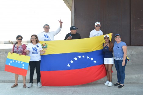 Un grupo de venezolanos que viven actualmente en la zona conurbada Veracruz - Boca, se dieron cita en las afueras del Foro Boca para manifestar su solidaridad con sus compatriotas  y mostrar su apoyo abiertamente por Juan Guaidó, el autoproclamado presidente interino de Venezuela, con una propuesta clara para lograr la caída del presidente Nicolás Maduro, con el  llamado Operación Libertad.  