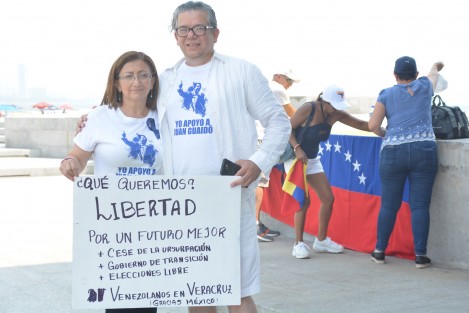 Los residentes mexicanos con nacionalidad y sangre venezolana, aseguran que esto es necesario ya que el presidente Maduro mantiene secuestrada la democracia en ese país.